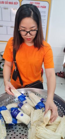 quá trình giao nhận thực phẩm của phụ huynh cùng Ban giám hiệu trường mầm non Bình Minh
